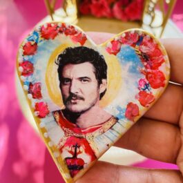 Amuleto Prendedor Pedro Pascal